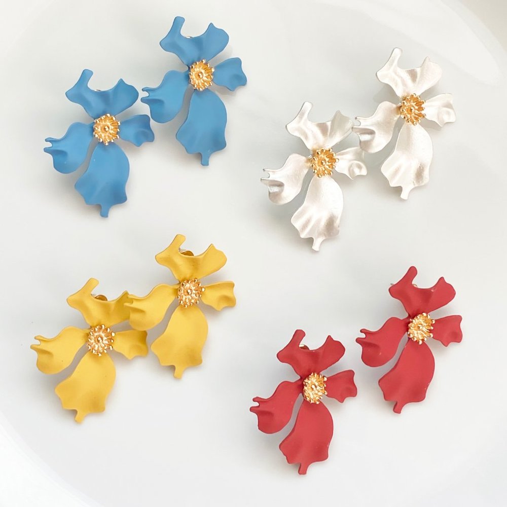 NEW Flower stud earrings in matte red - Picture 6 of 8
